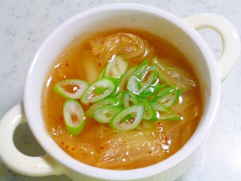 簡単♪キムチとたっぷり白菜のピリ辛スープ